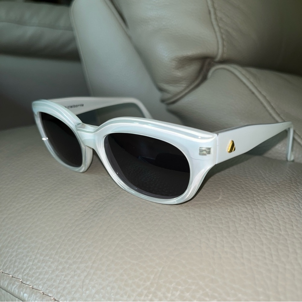 LIZ CLAIBORNE UV Sunglasses Oval Square White Plastic Gold Accent Italy Made Vtg - Picture 16 of 16